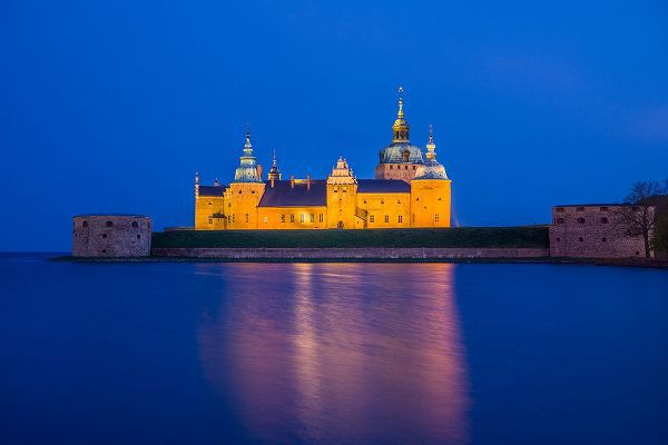Bibikow, Walter 아티스트의 Sweden-Kalmar-Kalmar Slott castle-dusk작품입니다.